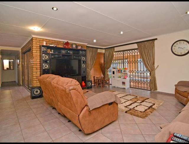 3 BEDROOM HOUSE FOR SALE IN GLEN ERASMIA